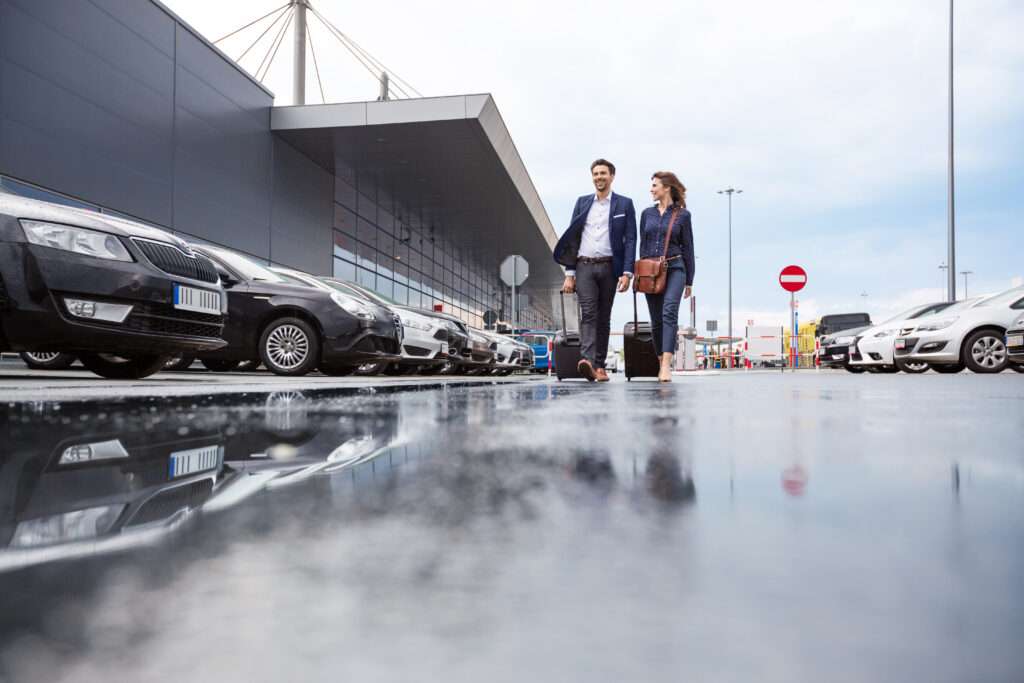 Hommes d'affaires dans un parking d'aéroport