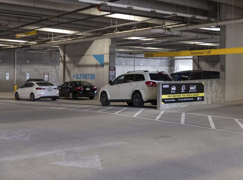 Coche aparcado en el aparcamiento SP